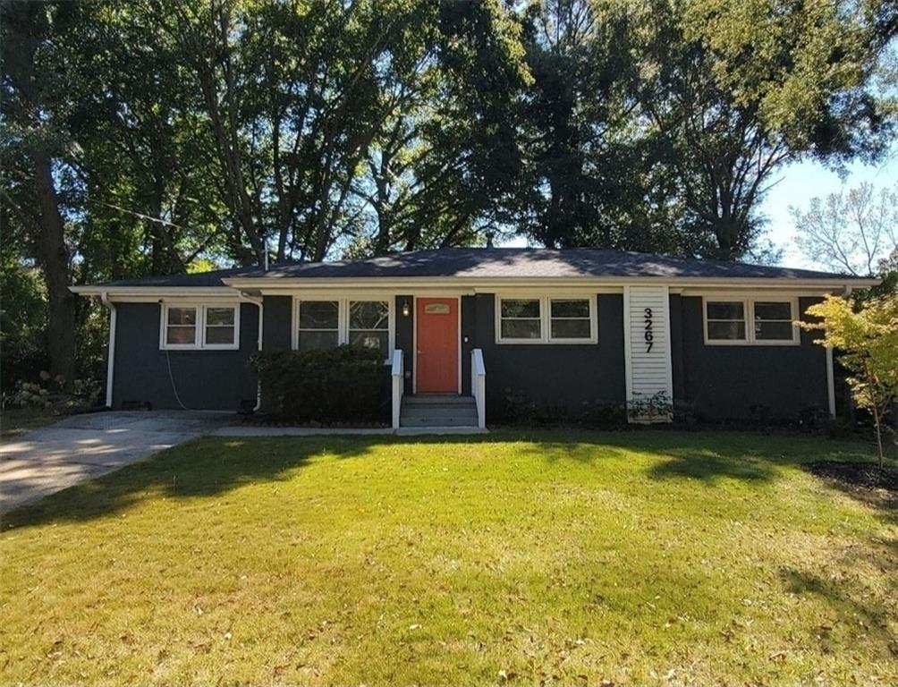 Ranch-style house with a front yard