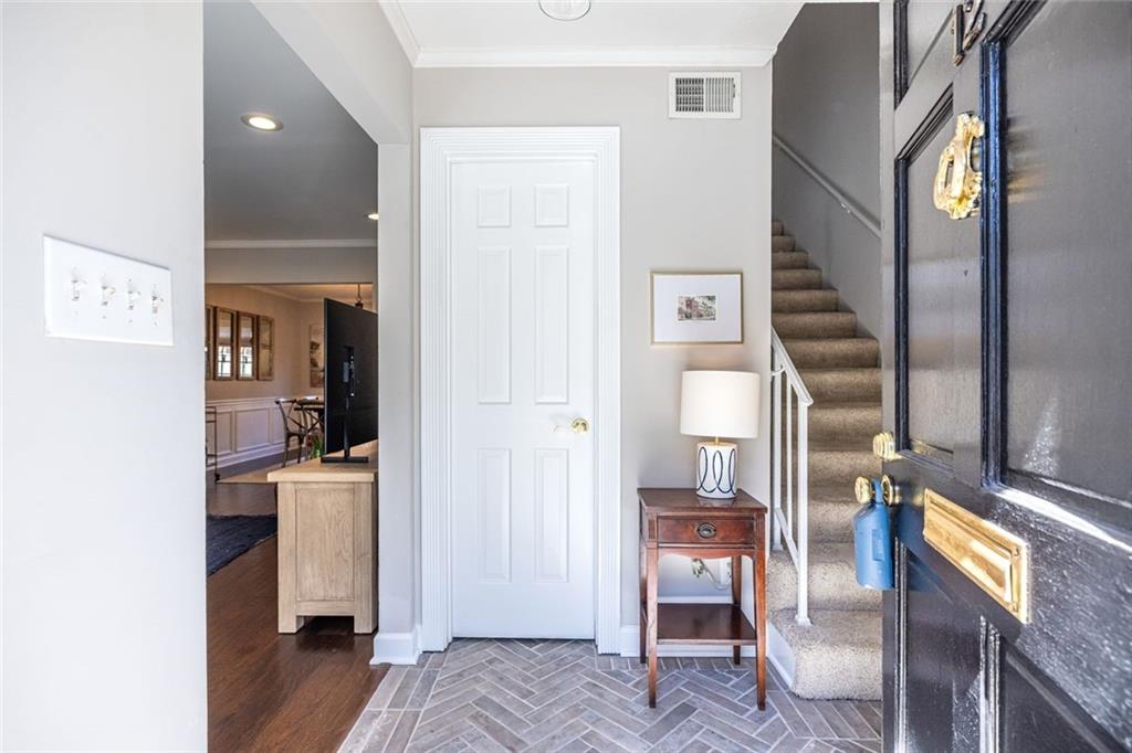 12 Bassett Hall Place NW