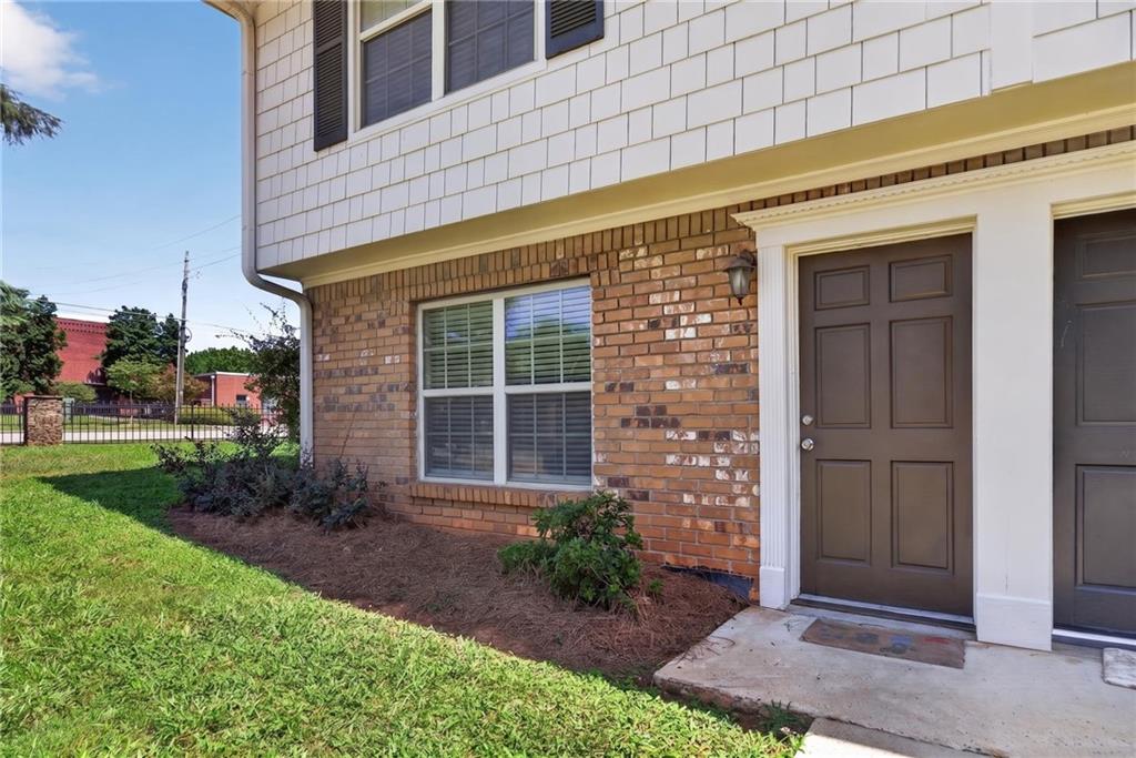 1 Villa Court SE