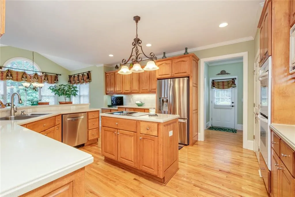 Alpharetta, Georgia 30022, United States, 5 Bedrooms Bedrooms, ,5 BathroomsBathrooms,Residential,Pending,182515