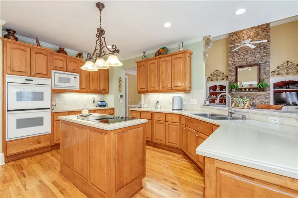 Alpharetta, Georgia 30022, United States, 5 Bedrooms Bedrooms, ,5 BathroomsBathrooms,Residential,Pending,182515