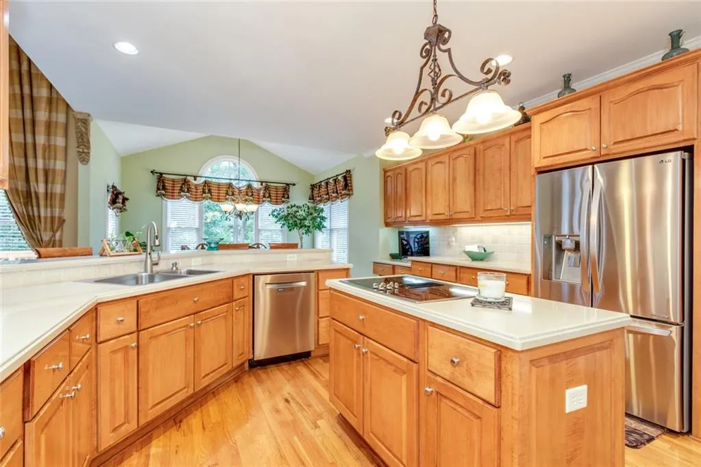 Alpharetta, Georgia 30022, United States, 5 Bedrooms Bedrooms, ,5 BathroomsBathrooms,Residential,Pending,182515