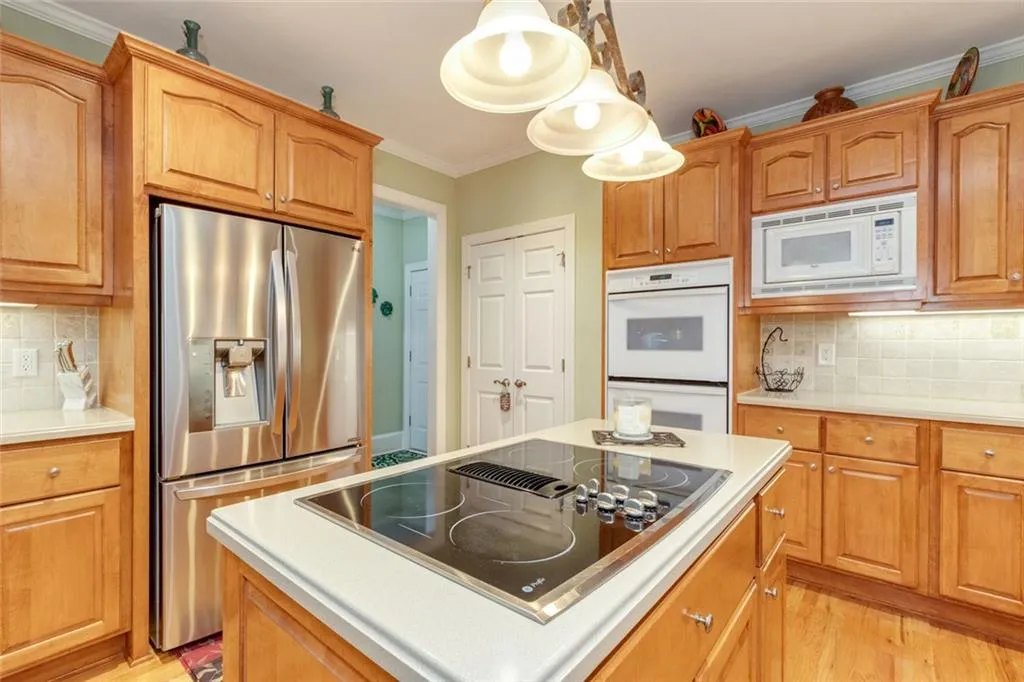 Alpharetta, Georgia 30022, United States, 5 Bedrooms Bedrooms, ,5 BathroomsBathrooms,Residential,Pending,182515