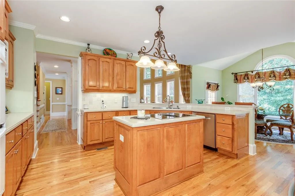 Alpharetta, Georgia 30022, United States, 5 Bedrooms Bedrooms, ,5 BathroomsBathrooms,Residential,Pending,182515