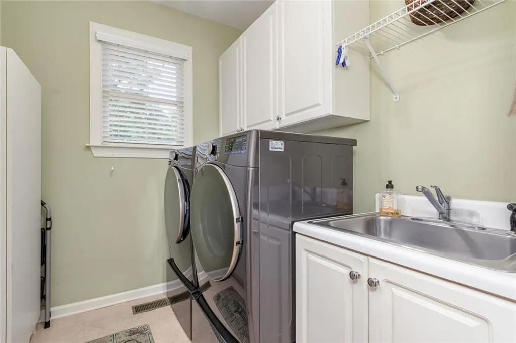 Alpharetta, Georgia 30022, United States, 5 Bedrooms Bedrooms, ,5 BathroomsBathrooms,Residential,Pending,182515