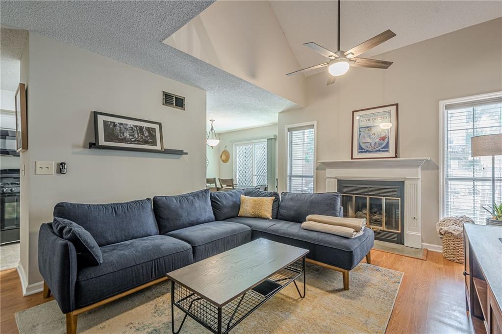 912 Edgewater Circle