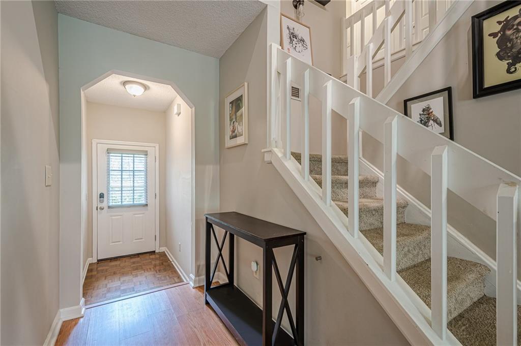 912 Edgewater Circle