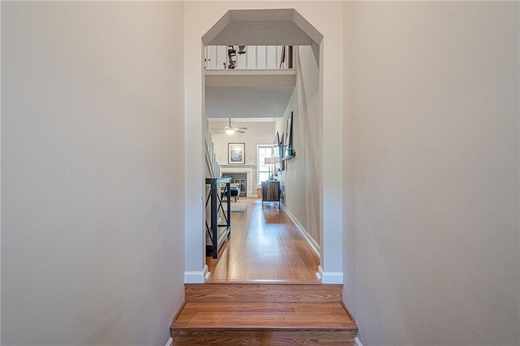 912 Edgewater Circle