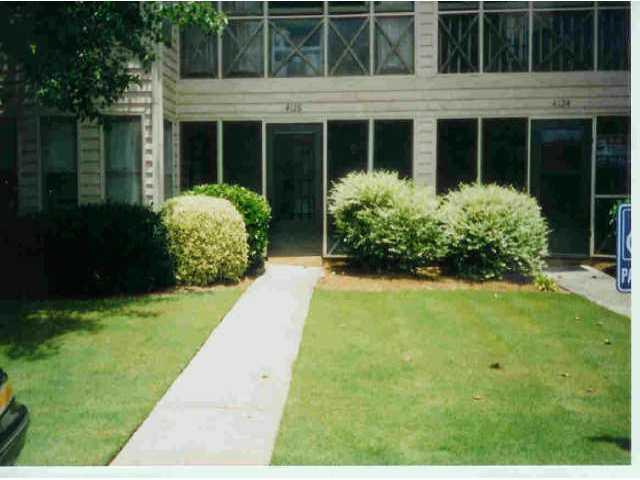 ONE LVL LIVING! VERY CONVIENT TO I85 & SHOPPING! PRIDE OF OWNERSHIP PREVAILS! ALMOST NEW STOVE- D/W- REFRIG- KIT FLR- HEAT PUMP & WATER HEATER! SPACIOUS MUST SEE INSIDE/SCREEN PORCH & LARGE MASTER- CLEAN & FRESH! SELLER WILL PAY 1ST 6 MONTHS ASSOC. FEE WITH ACCEPTABLE OFFER. AVG ELECTRIC ONLY $65 MO