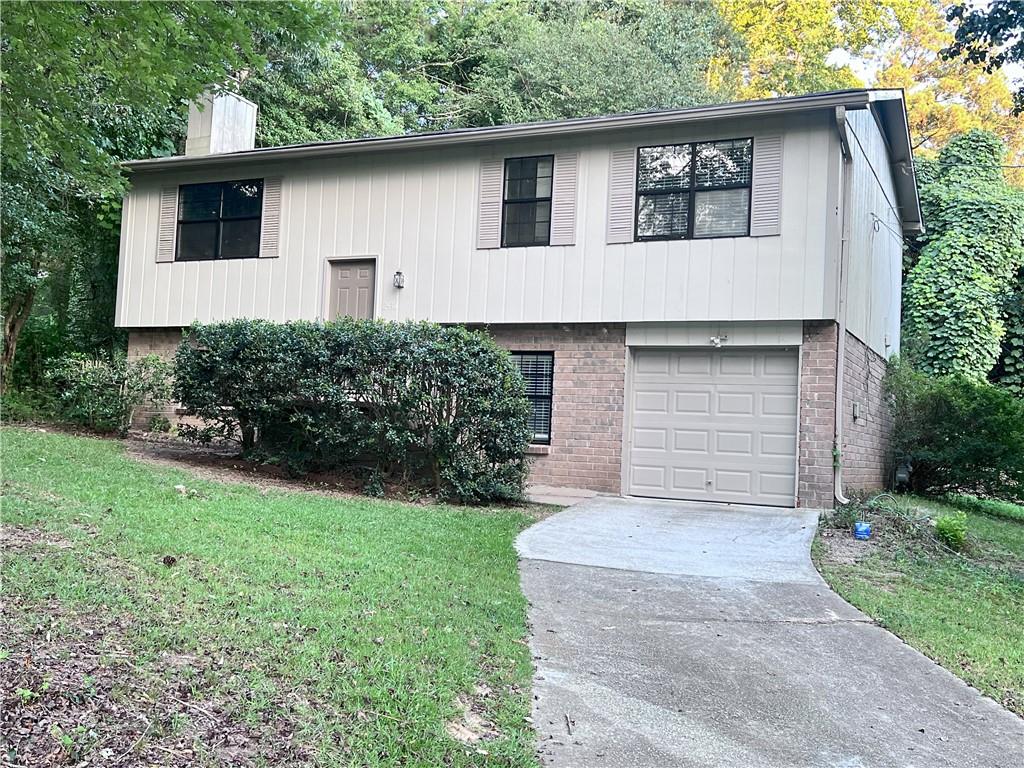 Great Home in Brookwood School District!
Fresh paint and brand-new carpet throughout. The vaulted great room flows into an open kitchen with a breakfast bar, plus a bright sunroom perfect for relaxing. Spacious master suite with an oversized closet. Finished lower level features a large rec room with built-in bookshelves. Enjoy a private patio overlooking a huge backyard with a storage shed. One-car garage and plenty of storage. Fantastic location — this one won’t last!