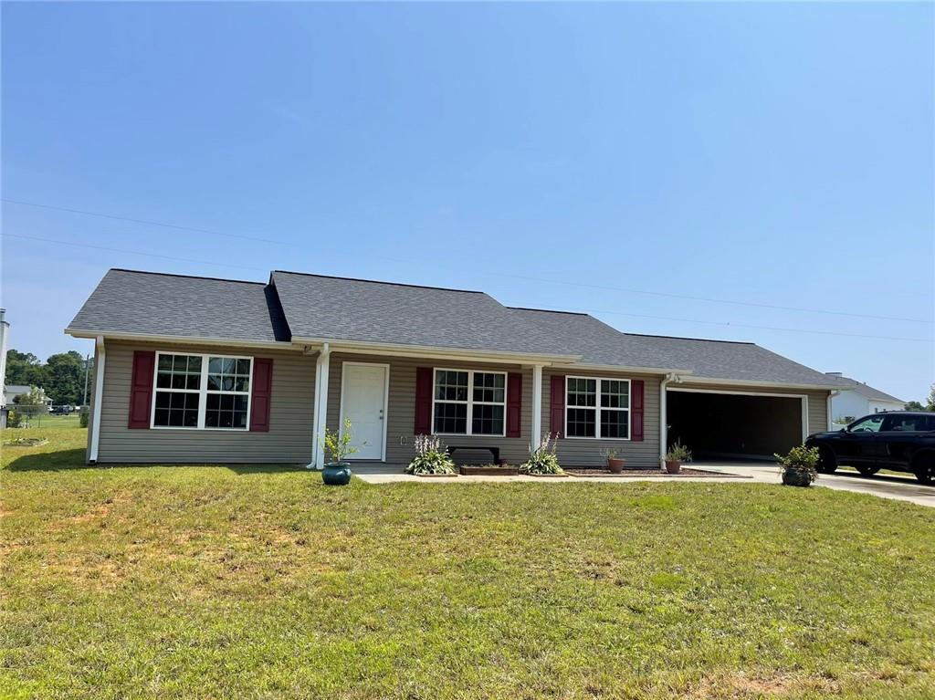 Located in the quiet Beasley Corners subdivision and surrounded by farmland. This is a great location
for recreation. Home is located only a few miles from beautiful lake Hartwell and convenient access to
interstate 85. There are multiple state parks to visit, such as Tugaloo and Victoria Bryant. For those
more adventurous can view the many attractions of the Appalachian Foothills or Chattahoochee
National Forest. For those less adventurous there are multiple golf coarse such as Cateechee and
Victoria Bryant or just relaxing at the lake or many rivers in the area. Well maintained and move in ready home. This 3-bedroom 2 full bath home has an open living area with all bedrooms on the same floor in tip top condition. Build in 2016 has only one owner, pets and smoke free. Large closets in each bedroom with plenty of storage. It has an upgraded vinyl exterior and architectural shingles. Custom solid wood
cabinets and upgraded roof, nice stainless-steel appliances, and an extra large 2 car garage. All appliances stay. The back yard with patio overlooks open land for a peaceful cup of morning coffee. Enjoy a quiet neighborhood with NO HOA! Convenient to
downtown Lavonia, shopping, restaurants. Only minutes from Lake Hartwell. This immaculate home is a MUST SEE! For investor, there are multiple options... For long-term lease, you can take advantage of the many factories and limited rental availability. Factories include Haering Precision, Linde Wiemann, Ritz, Fenner Dunlop, TI Automotive, Also not too far from SK Battery. There is also the advantage of short-term lease for those looking to escape the city, fishing tournments, or cycling tours hosted in the area.
Home Features: No HOA,Extremely well maintained,Upgraded roof, cabinets, and lighting,All appliances are furnished,Large, over-sized garage