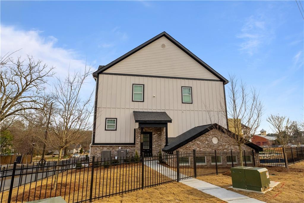 *** Mix-Use | Biggest Unit in the Sub | Huge Bonus Room | Corner Lot | Upper Westside – West Midtown | Chef’s Kitchen | Fenced Yard & Rear Deck | ***
Modern 3-story duplex with direct road frontage on Hollywood Rd - perfect for office or business use! Live upstairs and work downstairs while saving on office rent! This spacious 3 +1 bed / 3.5 bath home features 9’ ceilings, chef’s kitchen with granite countertops, 42” cabinets, oversized island, and stainless-steel appliances. The owner’s suite includes a tiled tub/shower combo, dual vanities with quartz, and a walk-in closet. Enjoy a large, fenced yard, rear deck, and extra parking. First-floor huge flex room with full bath can serve as office, guest, or multi-purpose space. HOA covers landscaping for easy maintenance.
Rental Requirements:
* Income: Gross income must be 3x the monthly rent (Provide most recent 3 months of pay stubs or tax returns)
* Rental History: No evictions in the past 3 years, no history of money judgments
* Credit & Background Check: Minimum credit score 550, no open bankruptcies in the past 3 years
* Rental Verification: One-year verifiable rental history
* Valid Picture ID Required
* Application Fee: $50 per applicant (Anyone 18+ must apply)
* Security Deposit: One month’s rent (depends on credit score)
