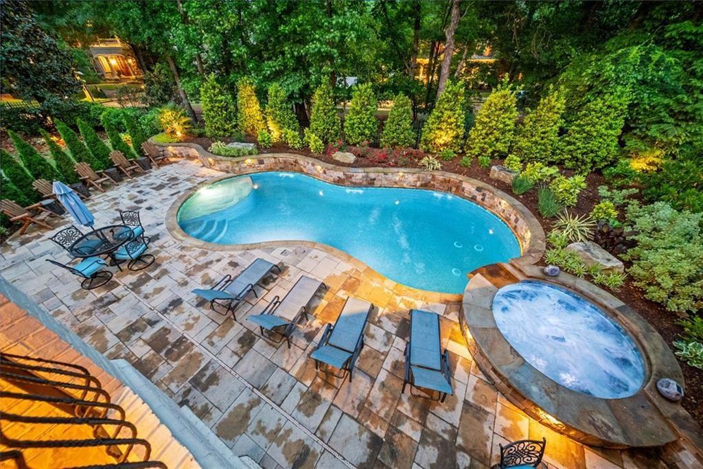 8109 Lawnview