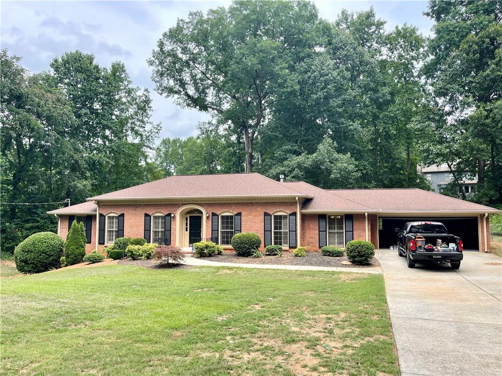 CLASSIC BRICK TRADITIONAL RANCH BY CHATHAM BUILT HOMES!! SOUGHT AFTER WALTON SCHOOL DISTRICT! WALK TO KROGER, LIBRARY, RESTAURANTS ETC. 4 SIDED BRICK, ONE LEVEL, WITH FULL UNFINISHED BSMT W/2ND FIREPLACE, HARDWOOD FLOORS, JACK N JILL BATHROOM, SUNROOM, BANQUET SIZED DINING ROOM & SO MUCH MORE !! ONE OF THE BEST LOCATIONS IN ALL OF EAST COBB MINUTES TO WHOLE FOODS, TRADER JOE'S, SPROUTS, HOME DEPOT, YMCA, THE AVENUE EAST COBB & MERCHANTS WALK!
The house is currently under the renovation: Kitchen cabinets, interior painting, countertops, etc.