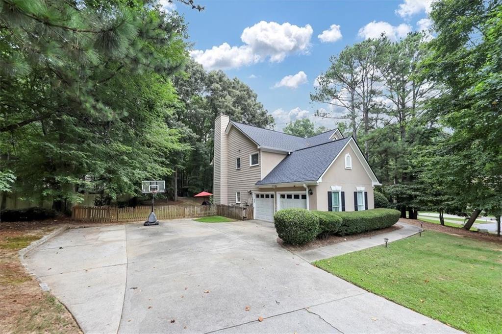 6815 Fairgreen Drive, Suwanee, Georgia image 3
