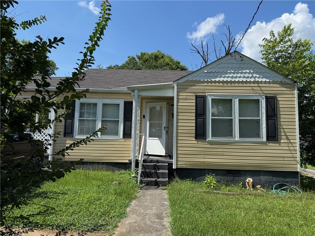 Come to this home in Rosemont Park. With a little TLC this house can be yours. The laundry is in the kitchen but can easily be converted to a laundry/mud room in dining area the rooms are spacious and ready for the new owners
There are hardwood floors under the carpet and laminate
