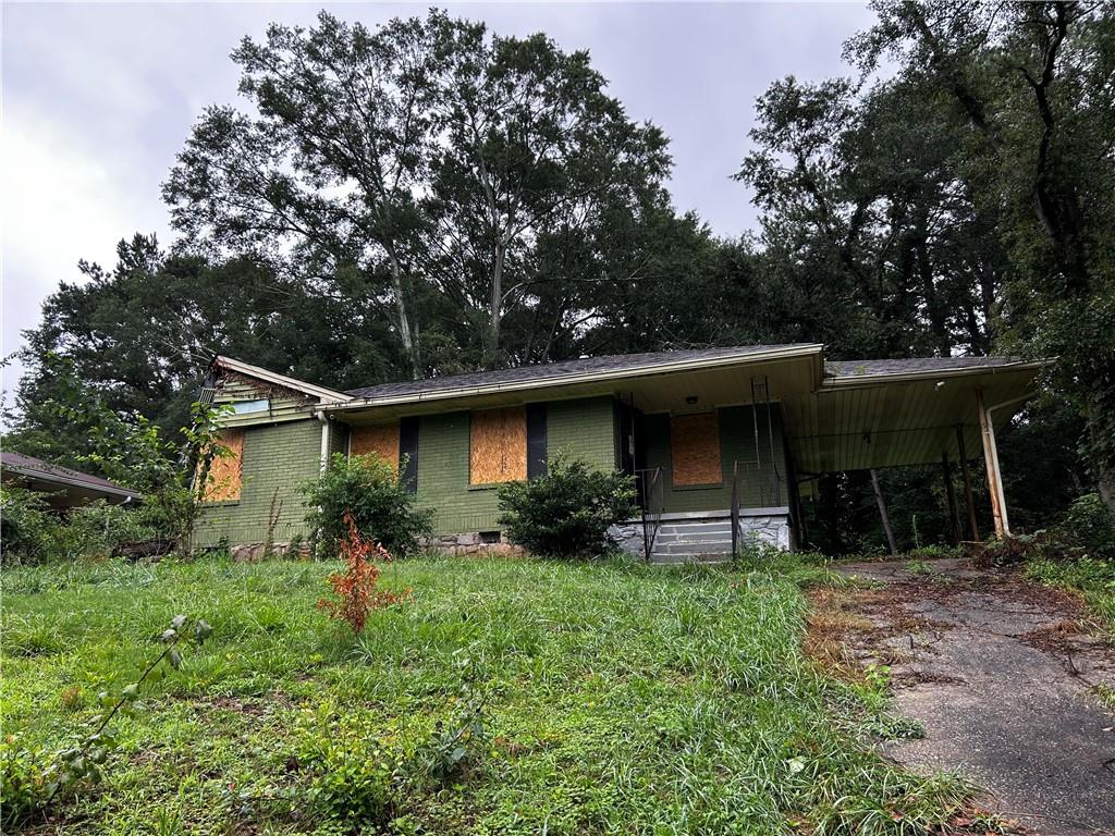Great Rehab property! Great location! Huge front and back yard!
Has tree damage to the side of the home. Brick home . Inside is demoed and ready to rehab.
Existing layout is 4bed/2bath and can be expanded to 5 bed potentially.