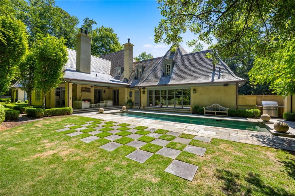 575 Broadland Road NW