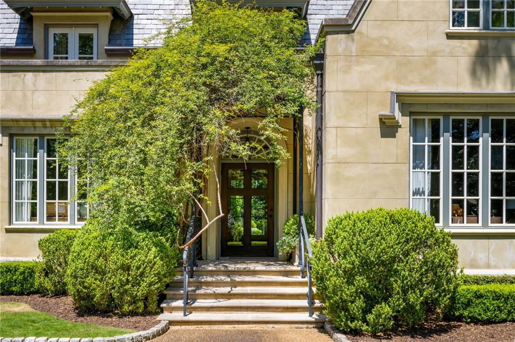 575 Broadland Road NW