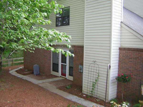 TOWN HOME IN EXCELLENT CONDITION. FRESH PAINT AND CARPET, TILE IN KITCHEN PLUS LOTS OF UPDATING. GREAT FOR ROOM MATES. CORNER UNIT.