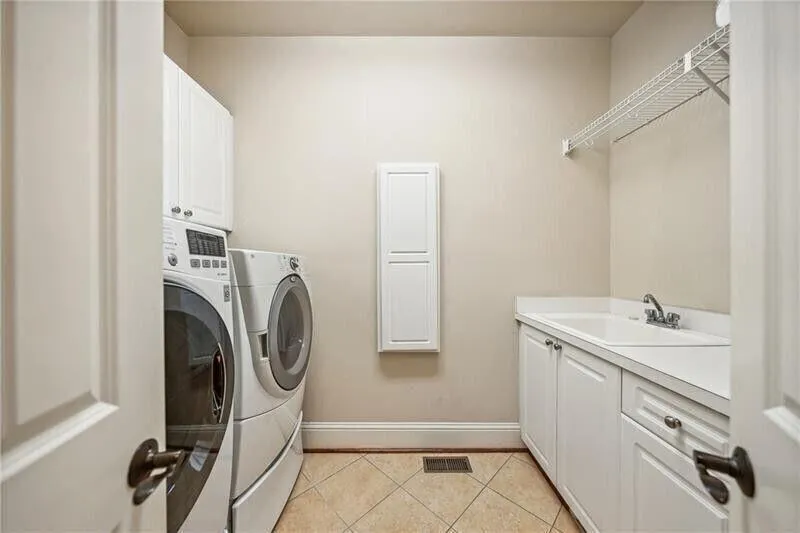 Alpharetta, Georgia 30004, United States, 5 Bedrooms Bedrooms, ,6 BathroomsBathrooms,Residential,Active,8508