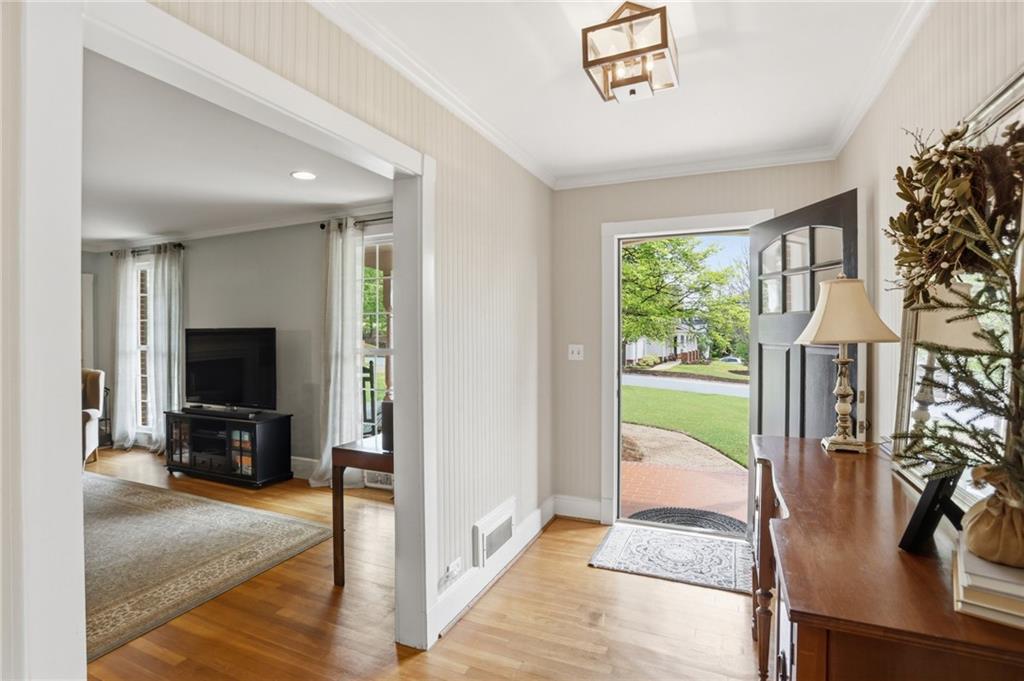 665 Iroquois Drive NE