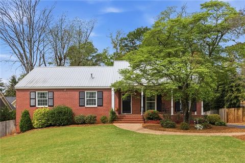 Photo of 665 Iroquois Drive NE, Marietta, GA 30060 (MLS # 7748832)