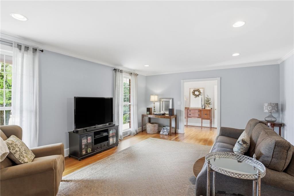 665 Iroquois Drive NE