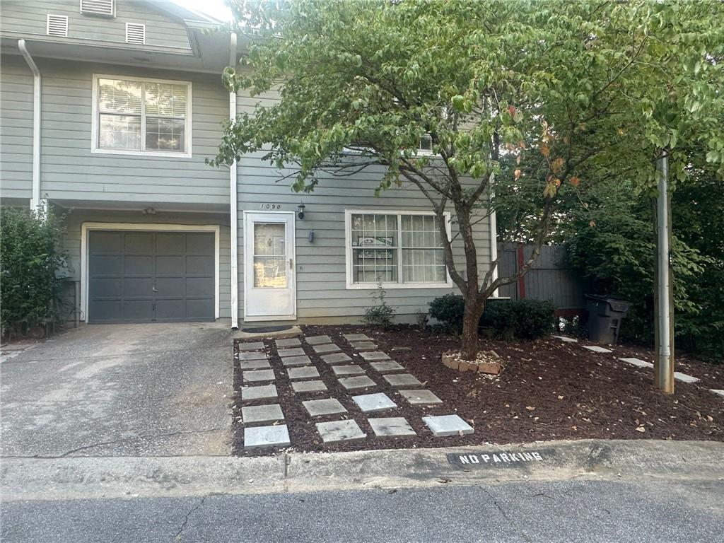 WOW! CHECK THIS OUT! NEW LISTING! FEATURING GREAT END UNIT TOWNHOME WITH A GARAGE AND PRIVATE DRIVEWAY! GREAT LOCATION, 1 MILE TO I-85, HALF MILE AWAY FROM GREATER ATLANTA CHRISTIAN SCHOOL! RENOVATED KITCHEN WITH COUNTER TOP. REMODELED BATHROOMS WITH MARBLE SINK TOP. PRIVATE BACK DECK/PATIO!
SPACIOUS FLOOR PLAN! FAMILY ROOM WITH FIREPLACE. SEPARATE DINING ROOM WITH LARGE KITCHEN. SPACIOUS BEDROOMS WITH WALK-IN CLOSETS AND BATHROOMS. MASTER BEDROOM EQUIPT WITH A FIREPLACE. ADDITIONAL BONUS ROOM. LOTS OF STORAGE SPACE. BOOK YOUR APPOINTMENT ASAP AND BRING YOUR BUYERS.