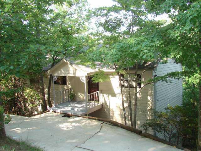 NICE MOUNTAIN COTTAGE IN BENT TREE CLOSE TO FRONT GATE. VERY OPEN LIVING SPACE WITH CATHEDRAL CEILING, LOTS OF NATURAL LIGHT. AND DOUBLE SLIDERS THAT OPEN TO DECK, YEAR-ROUND MOUNTAIN VIEW. 2 BEDROOMS AND 2 FULL BATHS ON MAIN, SPLIT PLAN. WOULD BE IDEAL WEEKENDER/VACATION HOME.