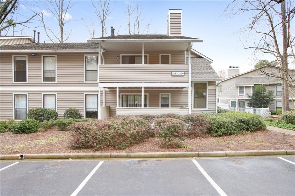Lease this Fully Renovated,2 Bedroom condo in the well maintained Wynnes Ridge Community featuring tennis and pool. Fantastic location near Suntrust Park & The Battery. Short walk to LA fitness and Starbucks. Move- in ready with Stainless steel appliances, newer AC, Fresh paint and newly updated flooring. This unit is located on ground level with a screened -in porch and view of the pool. Don't miss out on this one!