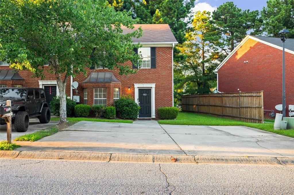 Don’t miss this gem! Featuring a newly renovated kitchen this end-unit townhome has a spacious, open floor plan—perfect for entertaining or hosting gatherings in a warm, inviting setting. Upstairs, you’ll find a serene primary suite with ensuite bath, along with two additional bedrooms and a full bathroom. Enjoy the low-maintenance back patio, ideal for relaxing without the hassle of yard upkeep. The oversized driveway offers ample parking for the whole family and guests.