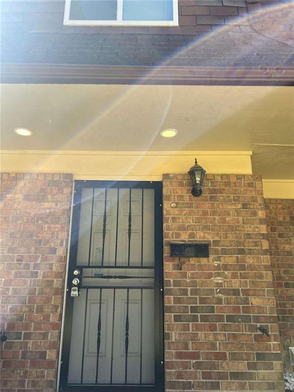 Completely renovated 3 bed, 2 bath near the city. Recently updated and move-in ready. Located in a desirable area with easy access to city amenities. Schedule a viewing today!
This is a condo. It is not FHA-approved.