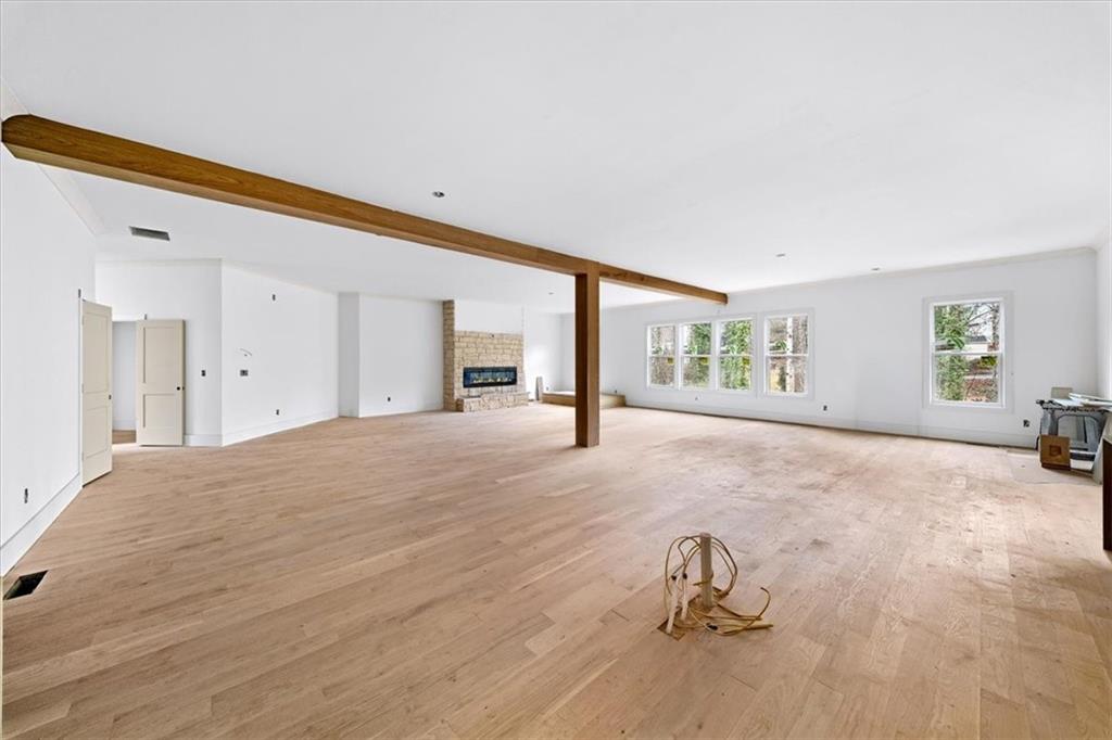 132 Lakeshore Drive NE