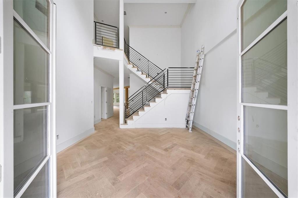 132 Lakeshore Drive NE