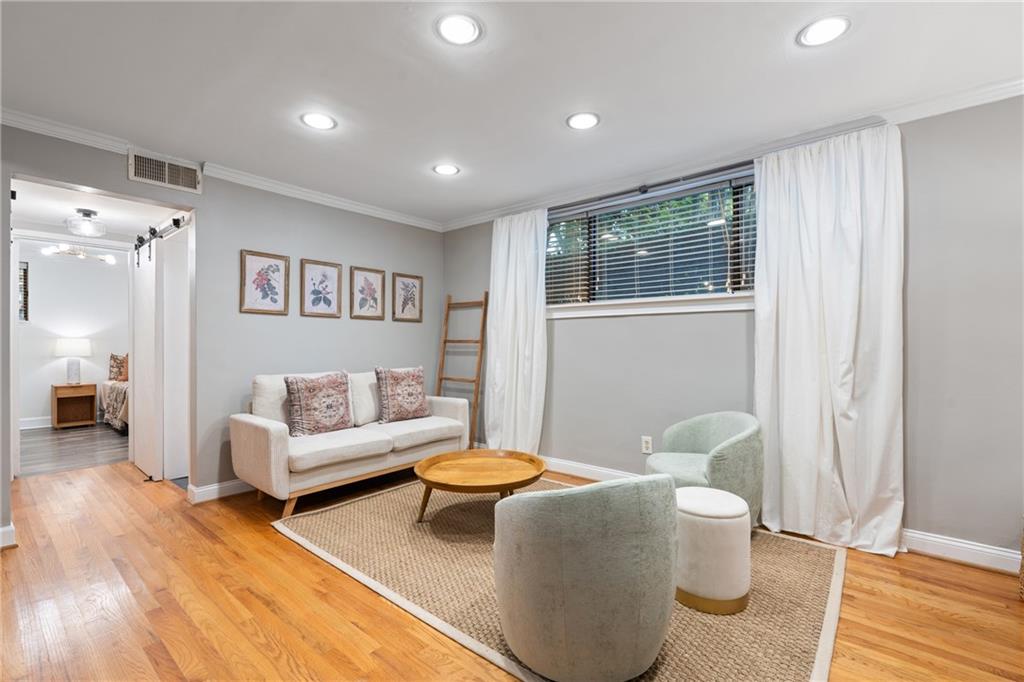 880 Glendale Terrace 9