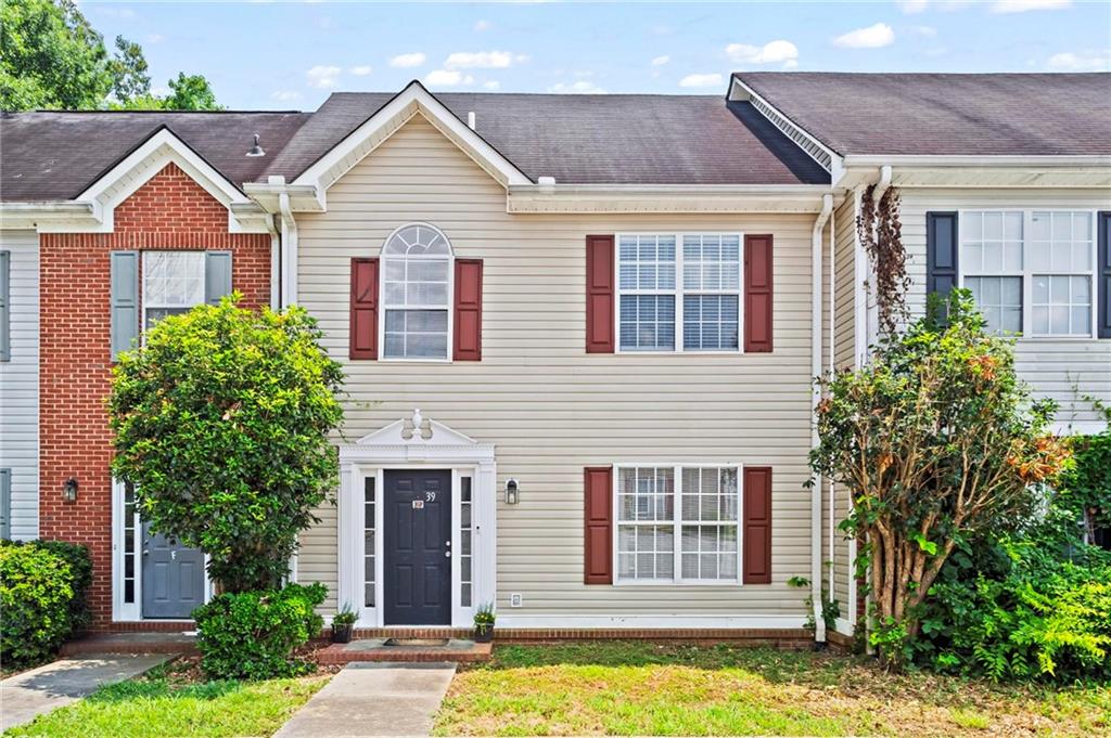 Freshly painted and ready for its next owner, this 2-bedroom, 2.5-bath townhome in Cartersville offers low-maintenance living in a highly convenient location. Each bedroom features its own private bathroom, making it a great setup for roommates, guests, or a private home office.
The main level includes a comfortable living area, a functional kitchen, and a half bath for added convenience. Step out back to a small deck—perfect for enjoying some quiet time or fresh air.
Located just minutes from all that Cartersville has to offer—shops, restaurants, parks, and easy access to I-75—this home is ideal for anyone looking for simplicity and accessibility. Don’t miss this affordable opportunity in a growing area!