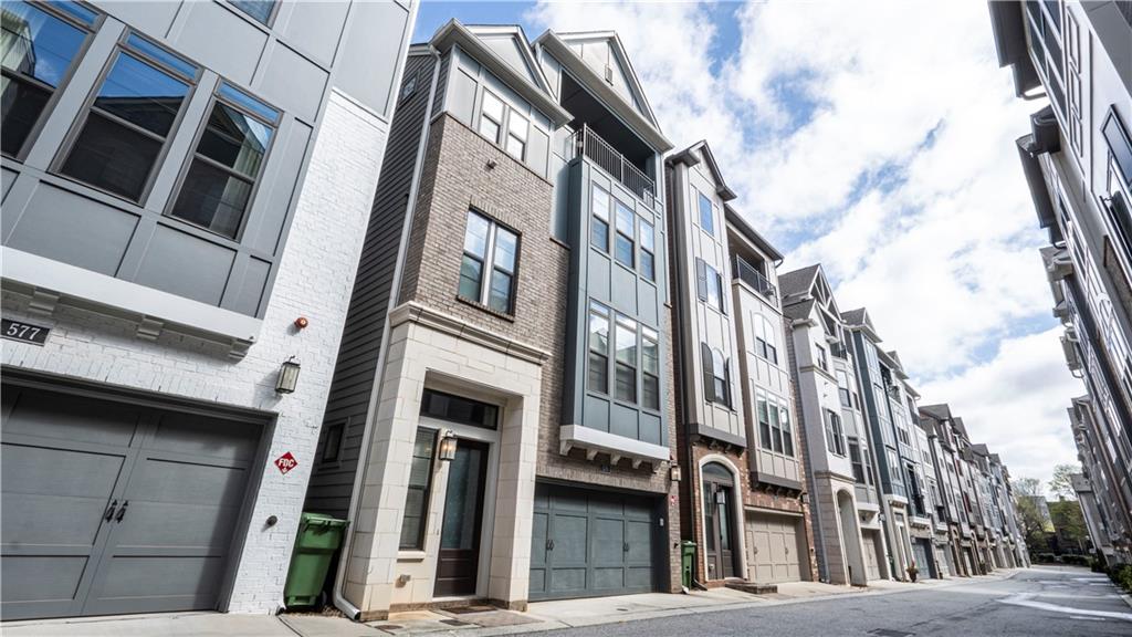 579 Broadview Place NE