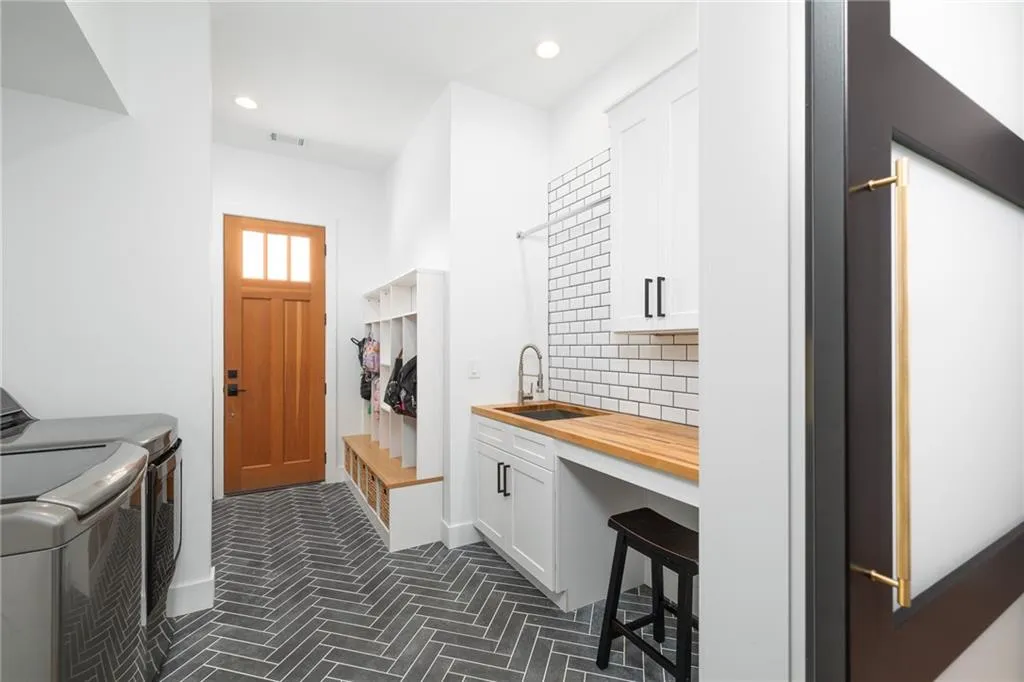 Roswell, Georgia 30075, United States, 4 Bedrooms Bedrooms, ,3 BathroomsBathrooms,Residential,Active,10346