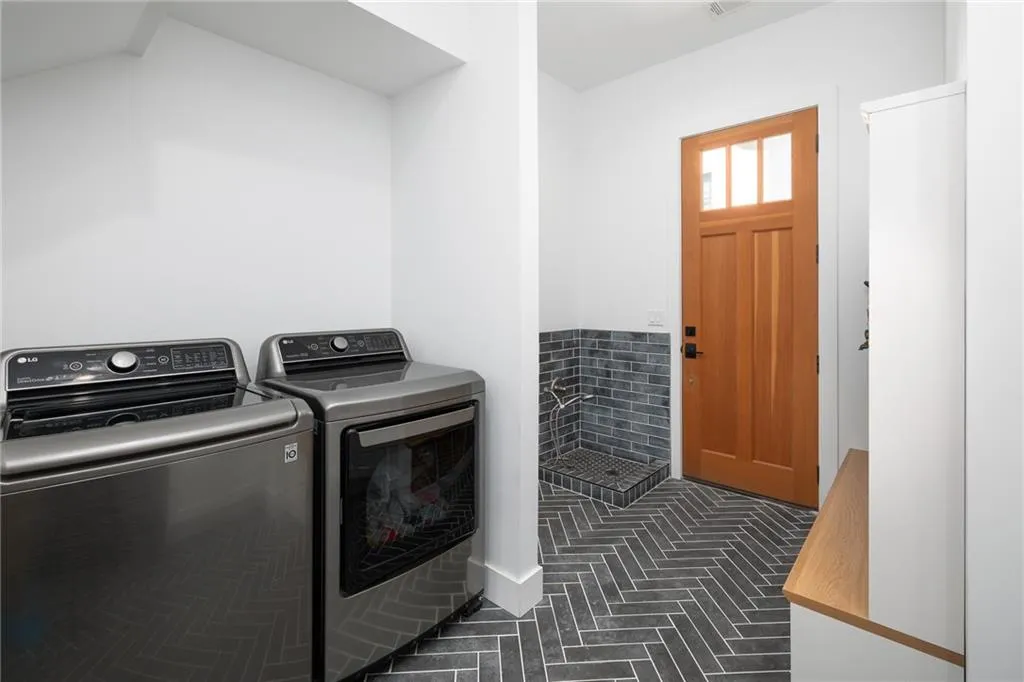 Roswell, Georgia 30075, United States, 4 Bedrooms Bedrooms, ,3 BathroomsBathrooms,Residential,Active,10346