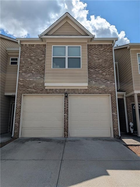 Townhouse For Sale - 214 Oakland Hills Way<br/> Lawrenceville, GA 30044