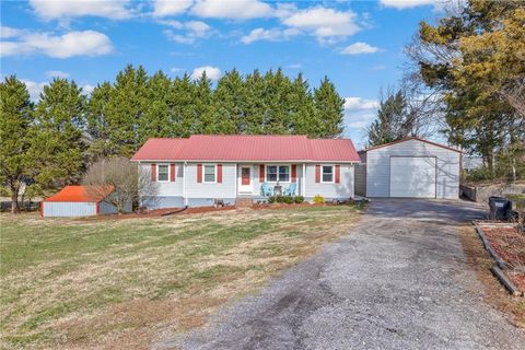 A home in Hoschton