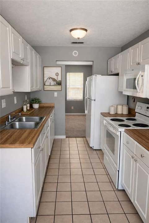Townhouse For Rent - 6450 River Park Drive<br/> Riverdale, GA 30274