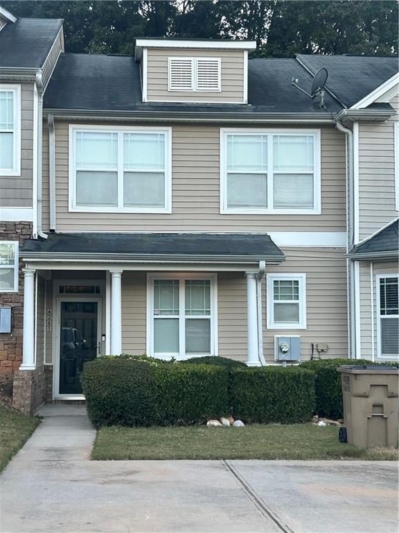 Townhouse in Rex with 3BR, 2 1/2 BA. Seperate eat-in kitchen living area overlooking fenced backyard. Fifteen minutes for airport, easy access to interstate. No disclosures. Property being sold "as is". Shows very well in great condition.