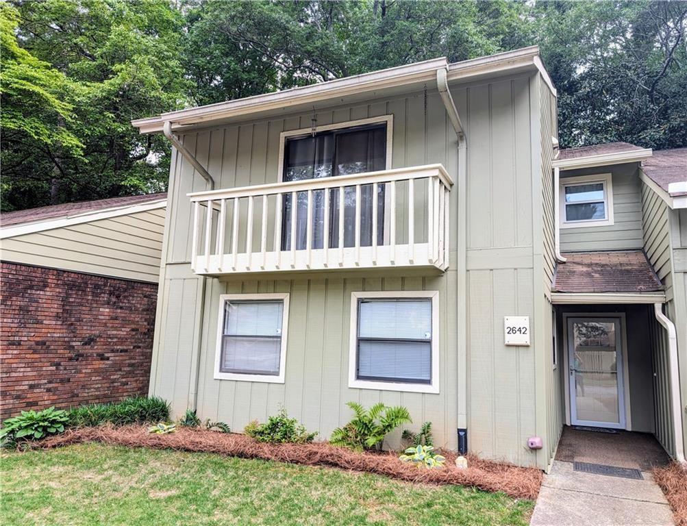 We are thrilled to announce our latest offering - Lease this stunning 3 bedroom, 2.5 bath townhouse located in East Cobb. This unit is move-in ready with neutral paint throughout, making it easy for you to add your own personal touches. The kitchen has recently been updated with new cabinets, countertops, and appliances, providing you with a modern and functional space to cook and entertain guests.
All bathrooms have also been updated with modern fixtures and finishes. You will love the upgraded luxury vinyl flooring on the main level and new carpet on the upper level, providing comfort and durability for years to come. Plus, there is plenty of bonus storage in this unit to keep your belongings organized.
The community areas include dog-friendly spaces, a swimming pool, and walking trails, providing you with ample opportunities to enjoy the outdoors. Additionally, the location is unbeatable - only 4 minutes to I-75, 3 minutes to shopping/grocery stores, and just 10 minutes to Truist Park and the Battery. Don't miss out on this incredible opportunity to own a beautiful townhouse in a prime location.
Landlord is replacing all carpet and painting prior to all showing.