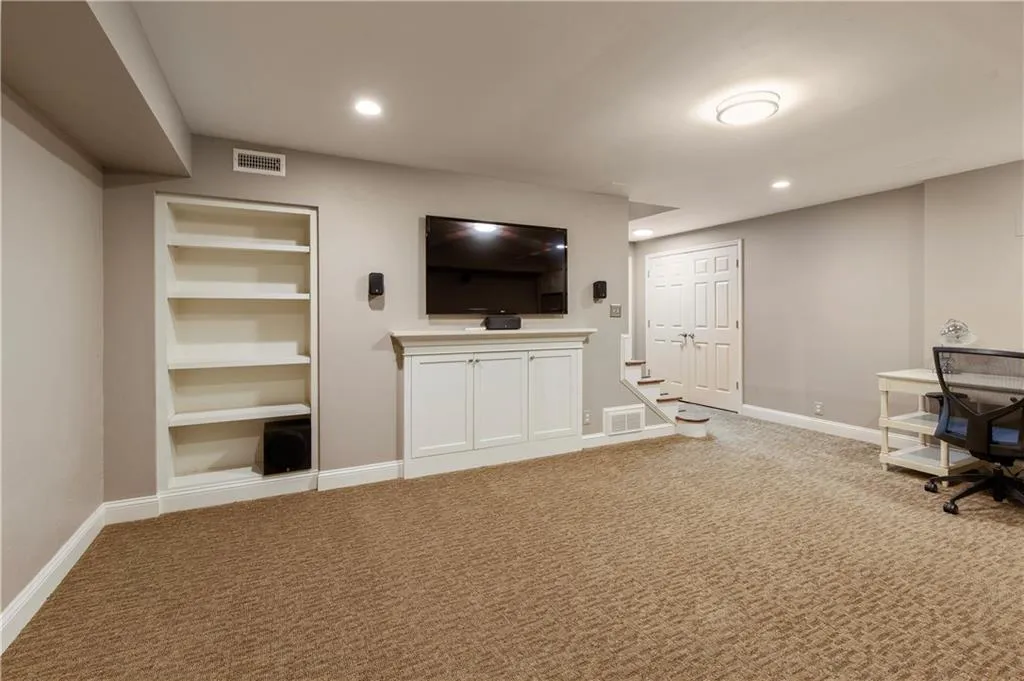 Roswell, Georgia 30075, United States, 4 Bedrooms Bedrooms, ,4 BathroomsBathrooms,Residential,Pending,78573