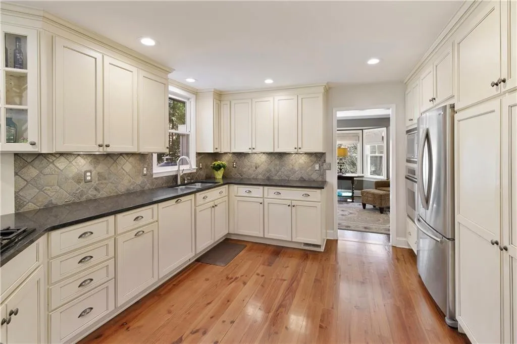 Roswell, Georgia 30075, United States, 4 Bedrooms Bedrooms, ,4 BathroomsBathrooms,Residential,Pending,78573