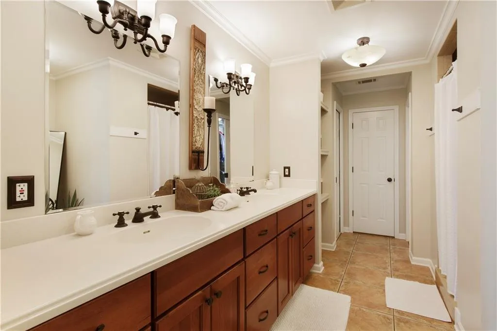 Roswell, Georgia 30075, United States, 4 Bedrooms Bedrooms, ,4 BathroomsBathrooms,Residential,Pending,78573