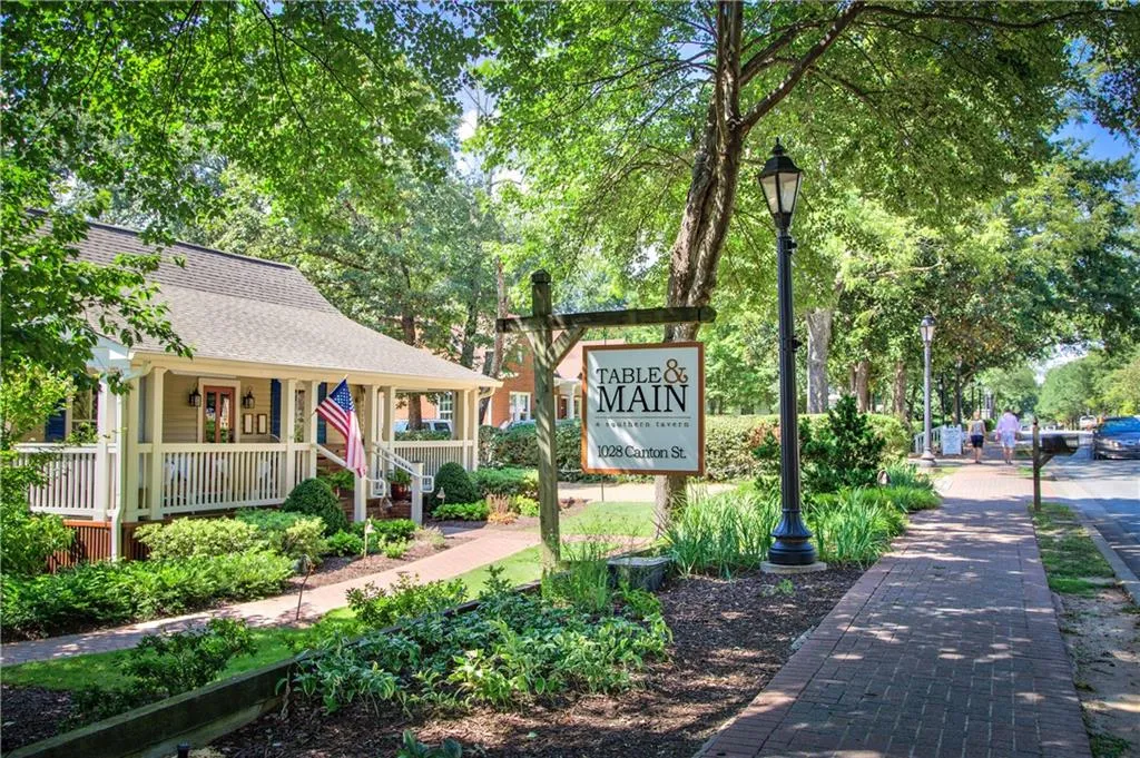 Roswell, Georgia 30075, United States, 4 Bedrooms Bedrooms, ,4 BathroomsBathrooms,Residential,Pending,78573