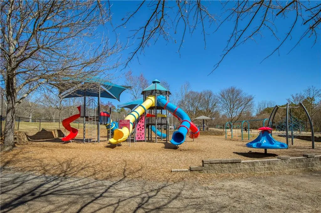 Roswell, Georgia 30075, United States, 4 Bedrooms Bedrooms, ,4 BathroomsBathrooms,Residential,Pending,78573